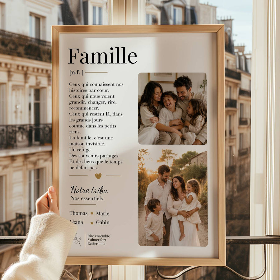 Photo de famille intérieure sur affiche personnalisée, idée cadeau cocon familial avec prénoms et souvenirs.