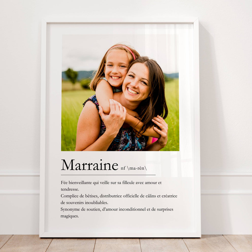 Détail d’une affiche définition marraine personnalisée avec photo, prénom et texte tendre pour un cadeau plein d’émotion