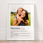 Détail d’une affiche définition marraine personnalisée avec photo, prénom et texte tendre pour un cadeau plein d’émotion