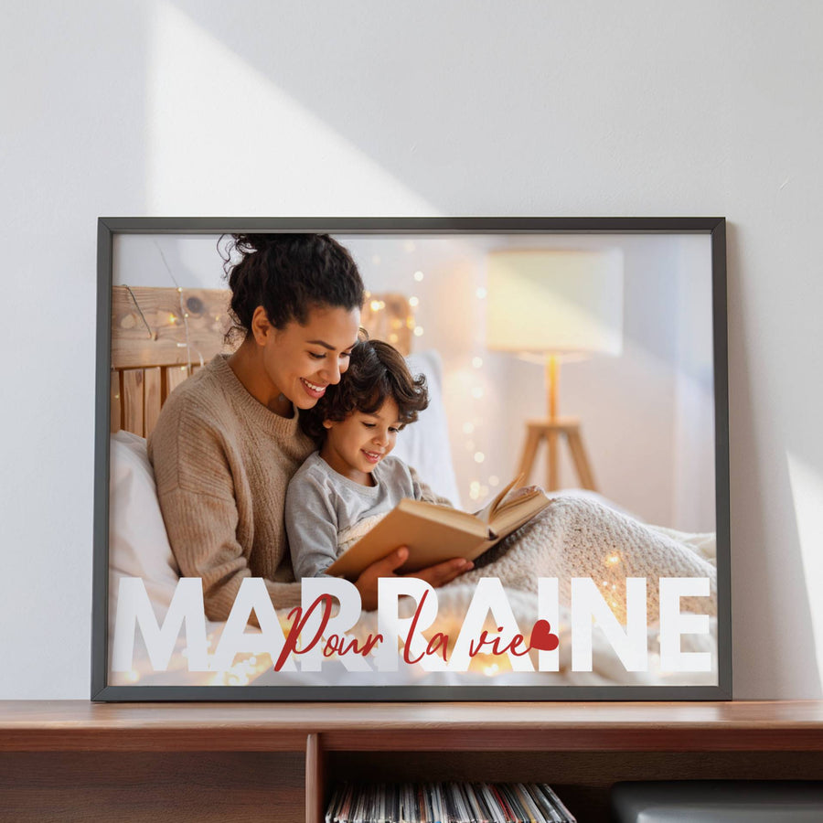 Affiche Marraine pour la vie personnalisée représentant une marraine partageant un moment tendre avec son filleul