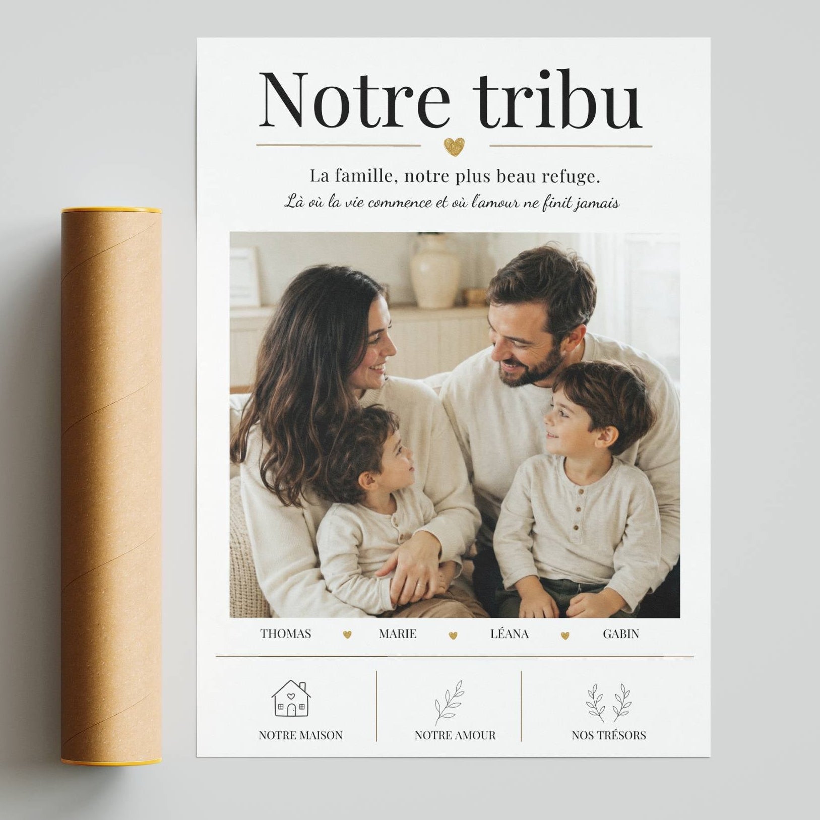 Zoom sur le titre Notre tribu d’une affiche famille personnalisée avec photo, citation tendre et prénoms du foyer