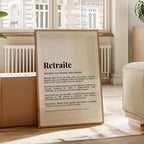 Affiche retraite humoristique encadrée dans un intérieur moderne et chaleureux