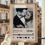 Poster player musique style Spotify, photo et titre préférés, cadeau unique pour couple, imprimé en France sur papier premium.