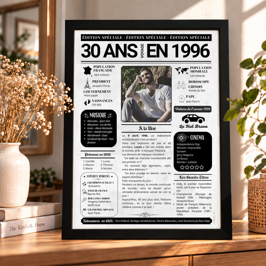 Affiche journal 30 ans personnalisée, présentée dans un cadre noir sur un meuble en bois.
