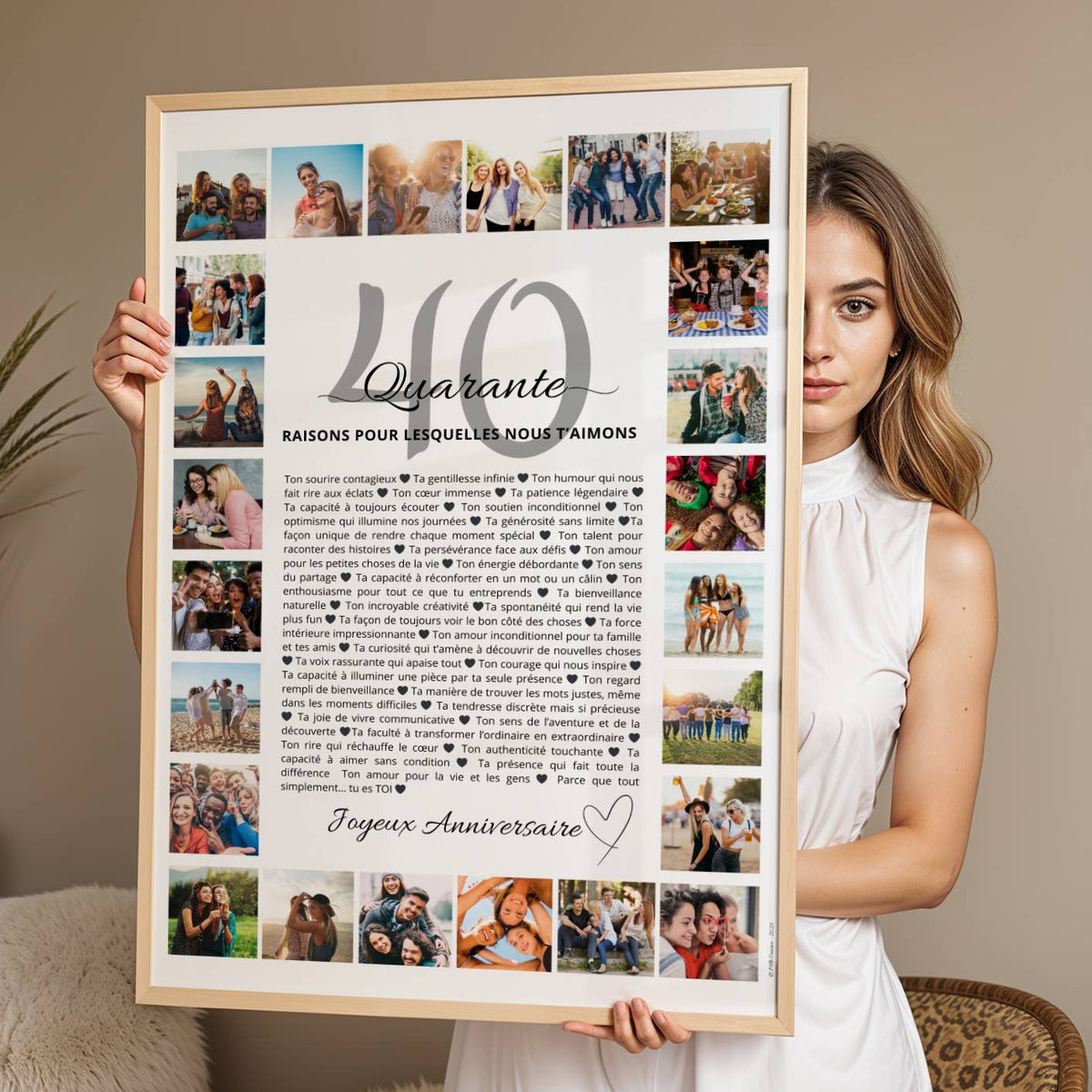 Femme tenant une affiche 40 raisons pour lesquelles nous t'aimons, personnalisée avec 24 photos pour un anniversaire de 40 ans.