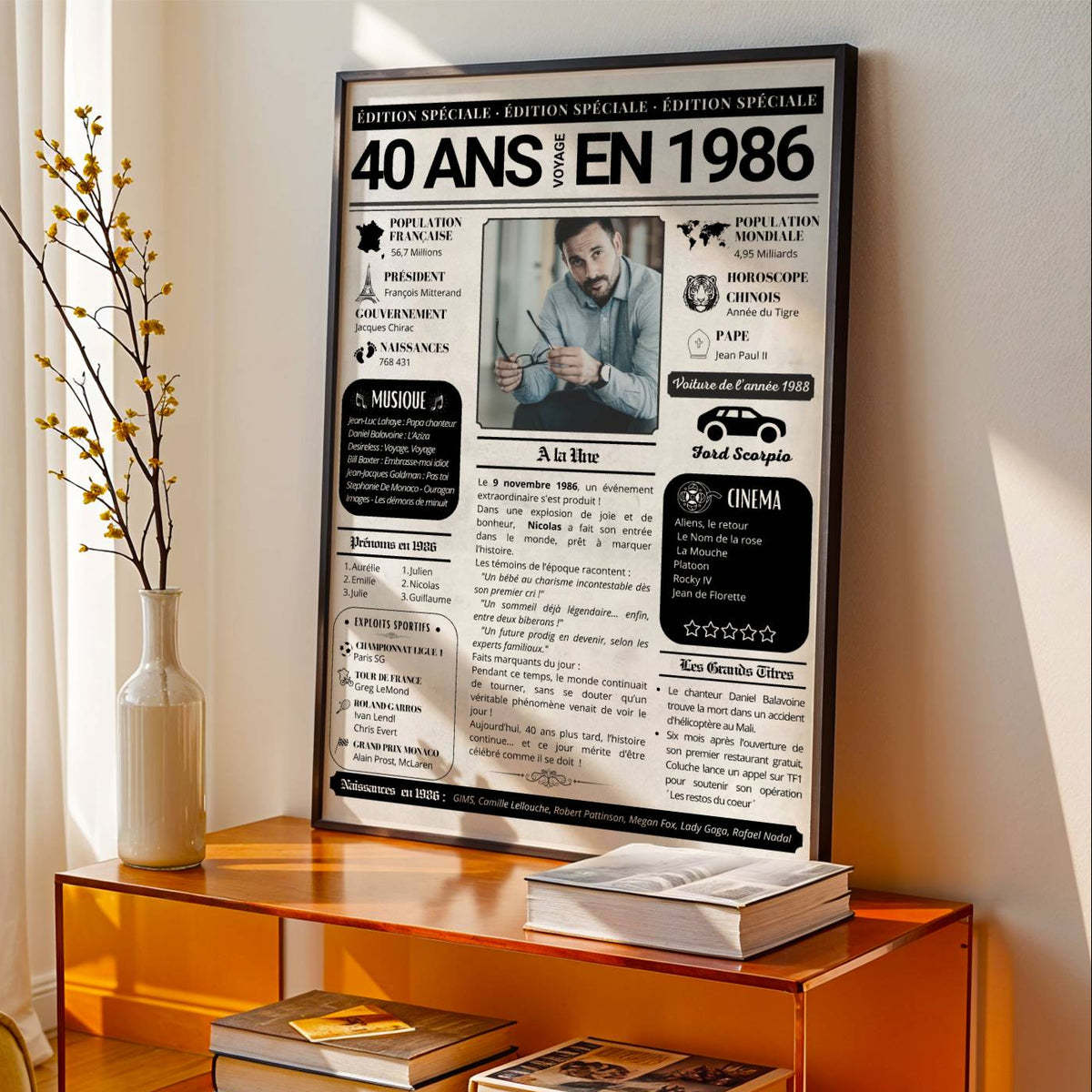 Idée cadeau anniversaire 40 ans homme : affiche journal de 1986 personnalisée avec photo, dans un cadre noir sur un meuble.