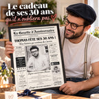 Homme découvrant son cadeau d’anniversaire 30 ans, une gazette personnalisée encadrée