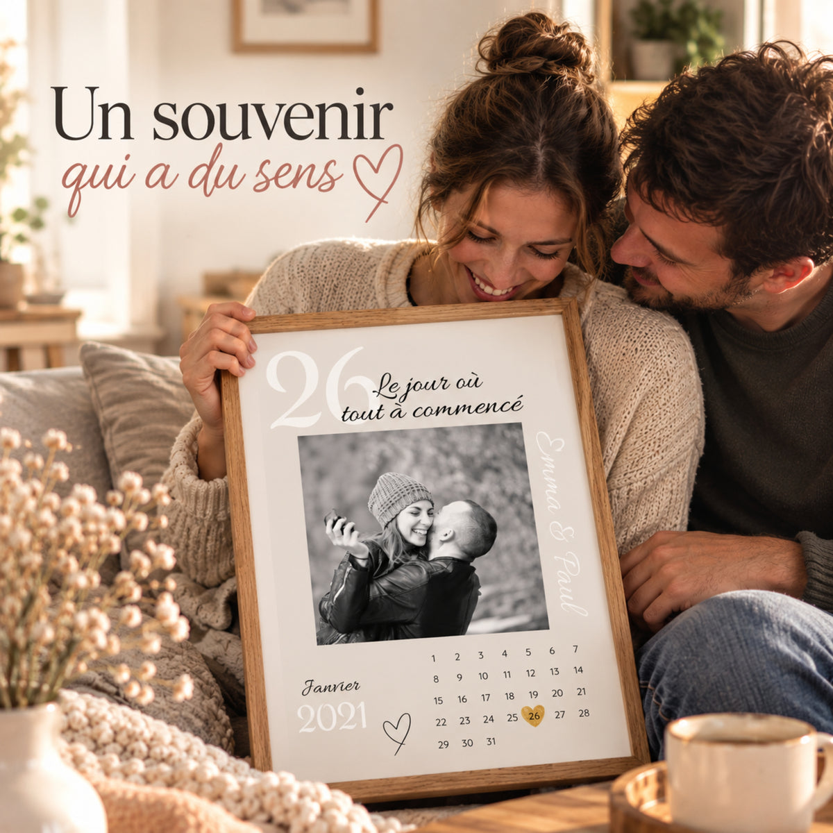 Couple découvrant une affiche souvenir personnalisée avec leur photo et leur date spéciale