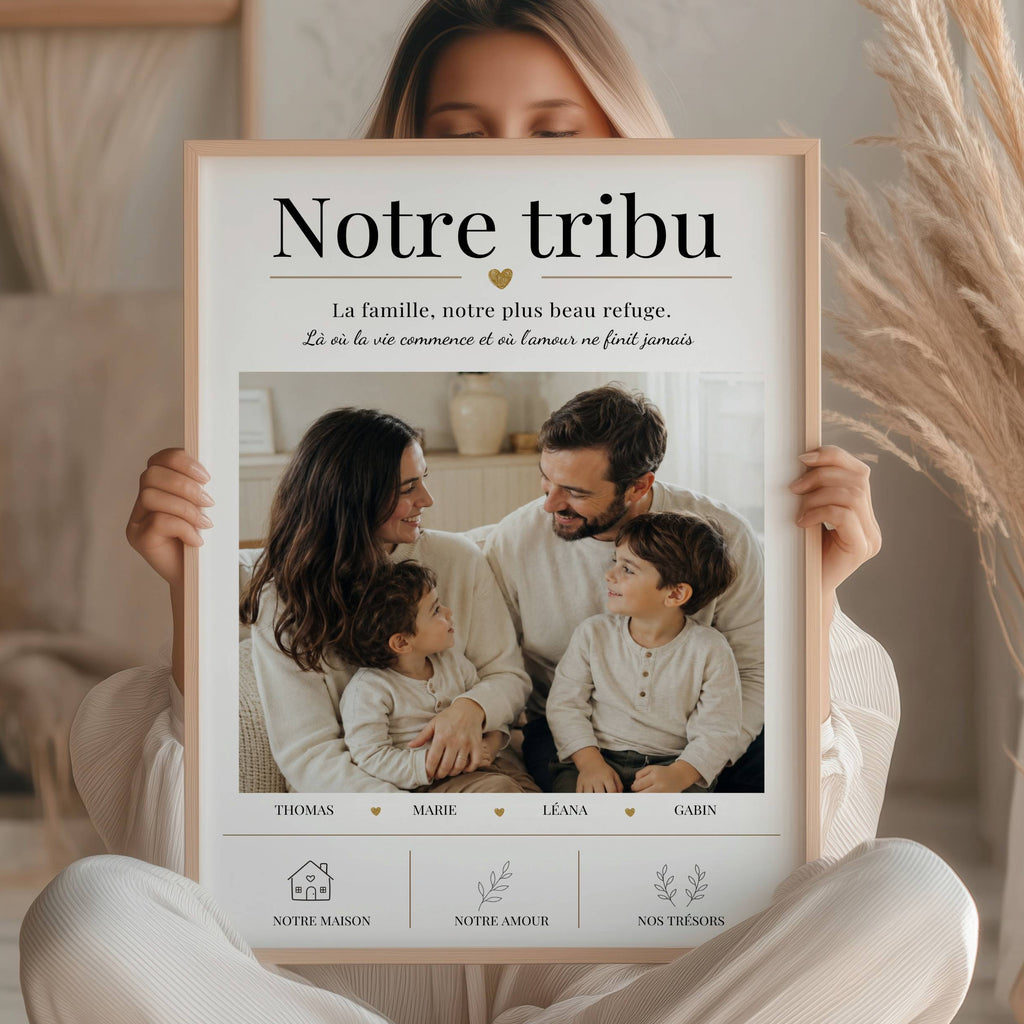 Affiche Notre tribu personnalisée avec photo, prénoms et symboles tendres pour une famille avec deux enfants heureux