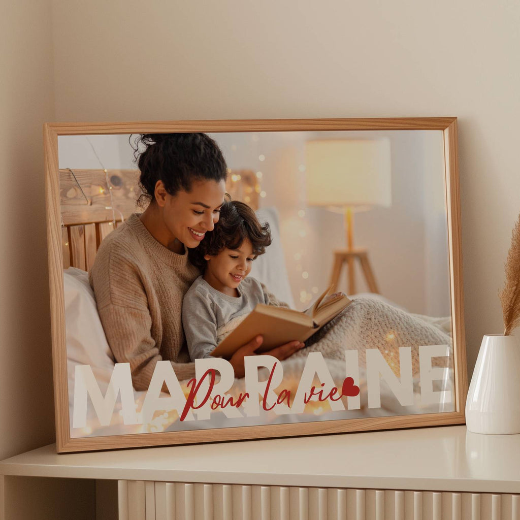 Affiche marraine personnalisée encadrée dans une décoration intérieure chaleureuse et familiale