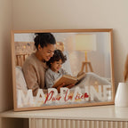Affiche marraine personnalisée encadrée dans une décoration intérieure chaleureuse et familiale