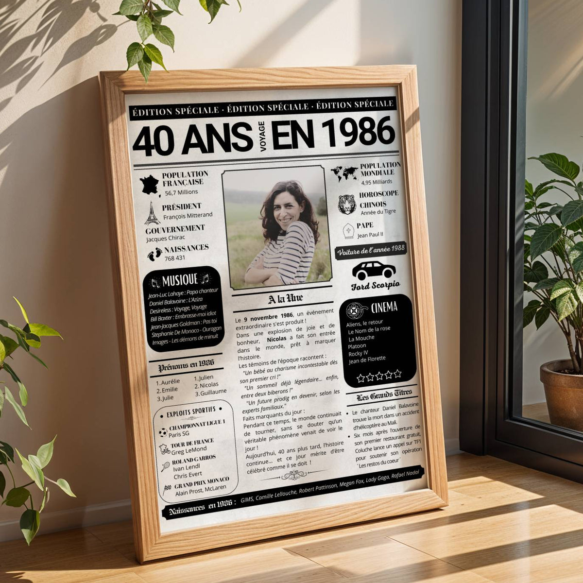 Journal année de naissance 1986 personnalisé pour les 40 ans d'une femme, affiche encadrée en bois dans un intérieur lumineux.