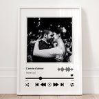 Affiche personnalisée au design Spotify avec photo des mariés et chanson symbolique, souvenir de mariage romantique.