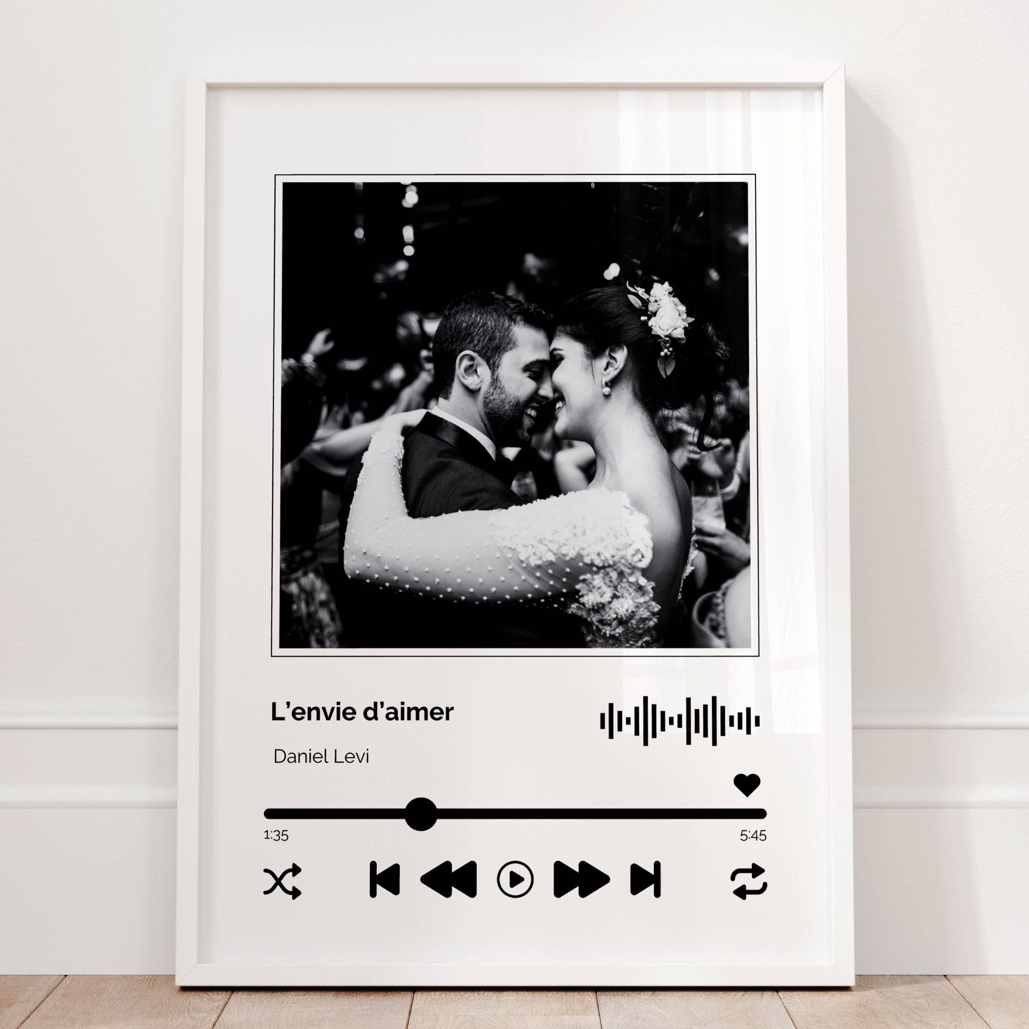 Affiche personnalisée au design Spotify avec photo des mariés et chanson symbolique, souvenir de mariage romantique.