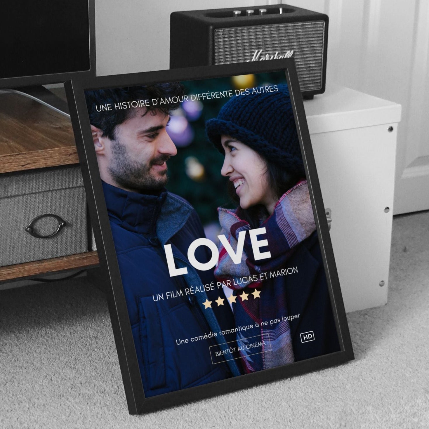 Gros plan sur une affiche de cinéma personnalisée, encadrée élégamment